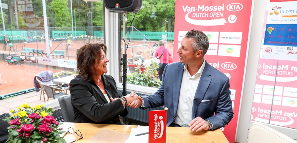 Ans Oude Luttikhuis en Bas Huijzer tekenen contract Van Mossel Kia Dutch Open